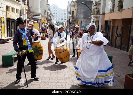 Presentation of the main characters of the Uruguayan Carnival in Ciudad Vieja: La Dama Joven (dancer), Gramillero, La Mama Vieja. Accompanied by drums Stock Photo
