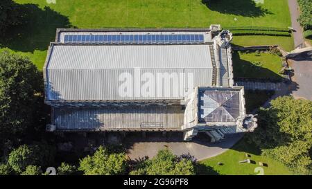 DUNSTAB, UNITED KINGDOM - Jul 16, 2021: An overhead shot of the priory church of St Peter in Dunstable, UK Stock Photo