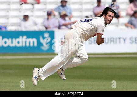 Shane Snater in bowling action for Essex during Essex CCC vs Nottinghamshire CCC, LV Insurance County Championship Group 1 Cricket at The Cloudfm Coun Stock Photo