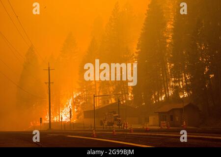 California, United States. 24th July, 2021. Active flames reach highway 70. The Dixie fire continues to burn in California burning over 180,000 acres with 20% containment. Credit: SOPA Images Limited/Alamy Live News Stock Photo