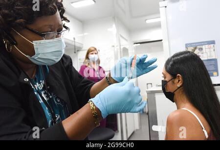 Orlando, United States. 24th July, 2021. Nurse Carlene Fleming prepares to administer a dose of COVID-19 vaccine to a patient at a mobile vaccination event at the downtown Orlando campus of the University of Central Florida and Valencia College. Florida leads the nation in new coronavirus cases as hospitalizations surge. (Photo by Paul Hennessy/SOPA Images/Sipa USA) Credit: Sipa USA/Alamy Live News Stock Photo