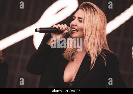 Suffolk, UK. 25th July 2021: Self Esteem (Rebecca Lucy Taylor) performs at Latitude Festival in Suffolk. Credit: Thomas Jackson/Alamy Live News Stock Photo