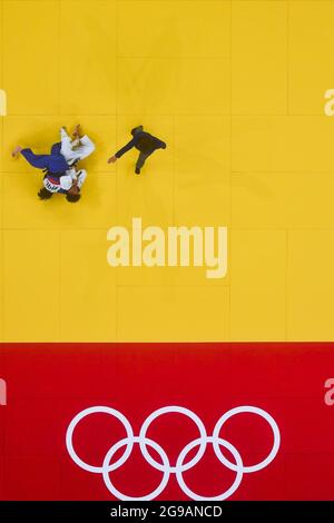 (210725) -- TOKYO, July 25, 2021 (Xinhua) -- Abe Uta (L) of Japan competes against Amandine Buchard of France during the women's 52kg Judo final at the Tokyo 2020 Olympic Games in Tokyo, Japan, July 25, 2021. (Xinhua/Liu Dawei) Stock Photo