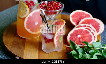 https://l450v.alamy.com/450v/2g9b78y/grapefruit-lemonade-with-mint-and-ice-in-a-glass-with-black-plastic-tubes-on-a-background-of-fruit-cooling-summer-drink-horisontal-close-up-2g9b78y.jpg