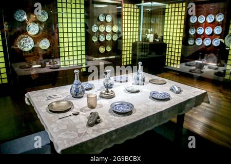 Manila, Philippines. 21st July, 2021. Ancient Chinese ceramics are displayed at the Philippine National Museum of Anthropology in Manila, the Philippines, July 21, 2021. TO GO WITH 'Feature: Ancient Chinese ceramics in Philippine museum witnesses Quanzhou's glory along Maritime Silk Road' Credit: Rouelle Umali/Xinhua/Alamy Live News Stock Photo