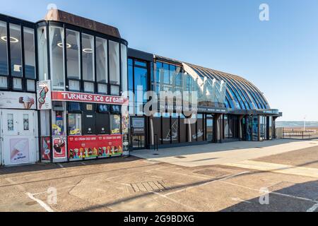 West Kirby, Wirral, UK. Turners Ice Cream Kiosk and The Sail Loft Coastal Kitchen restaurant next to the marine lake, on South Parade. Stock Photo