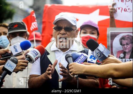 San Salvador, El Salvador. 25th July, 2021. FMLN Secretary and former Vice President Oscar Ortiz speaks to the press during the demonstration, Five former officials from the first government of leftist FMLN (Frente Farabundo Martí para la Liberación Nacional) were accused of corruption charges by the Attorney General's office. FMLN supporters protest said decision calling this a political imprisonment as the current attorney general was imposed by the ruling party after ousting the constitutional attorney and five top judges. Credit: SOPA Images Limited/Alamy Live News Stock Photo