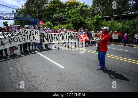 San Salvador, El Salvador. 25th July, 2021. A man gestures while addressing FMLN supporters during the demonstration. Five former officials from the first government of leftist FMLN (Frente Farabundo Martí para la Liberación Nacional) were accused of corruption charges by the Attorney General's office. FMLN supporters protest said decision calling this a political imprisonment as the current attorney general was imposed by the ruling party after ousting the constitutional attorney and five top judges. (Photo by Camilo Freedman/SOPA Images/Sipa USA) Credit: Sipa USA/Alamy Live News Stock Photo