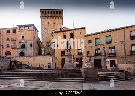 Lozoya tower at the centre of the Medina del Campo plaza. Segovia. Spain. Stock Photo