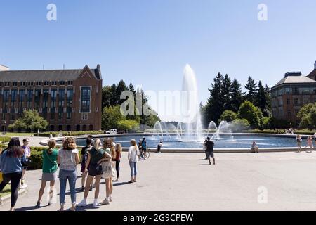 Students on a summer tour gather by the Drumheller Fountain on the campus of the University of Washington in Seattle, WA, United States. Stock Photo