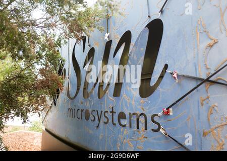 USA. 10th Nov, 2017. A former sign for the legacy Silicon Valley software company Sun Microsystems is visible on the back side of the main sign for social network Facebook, which occupies office space formerly belonging to Sun Microsystems, at the headquarters of social network company Facebook in Silicon Valley, Menlo Park, California, November 10, 2017. (Photo by Smith Collection/Gado/Sipa USA) Credit: Sipa USA/Alamy Live News Stock Photo