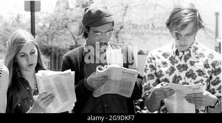 May 24, 1969, Lake Forest, Illinois, USA: The names of soldiers killed in the Vietnam War are read by students from Lake Forest College in downtown Lake Forest, Illinois, a wealthy suburb of Chicago, on May 24, 1969. (Credit Image: © Mark Hertzberg/ZUMA Press Wire) Stock Photo