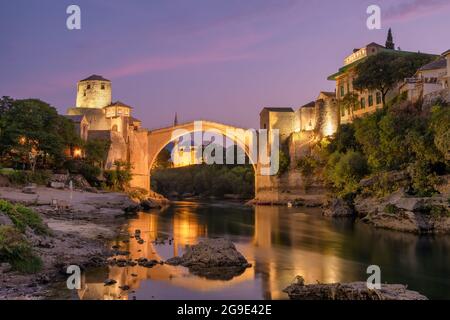 Stari Most bridge at night in old town of Mostar, BIH Stock Photo