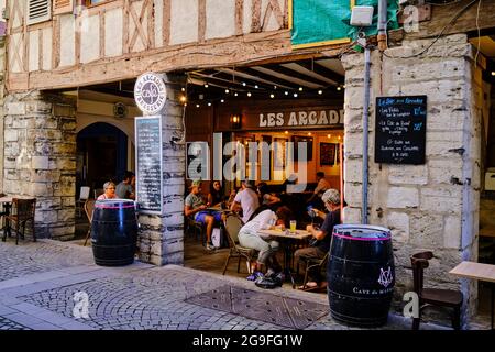 France, Pyrénées-Atlantiques (64), Bayonne, rue Port Neuf Stock Photo