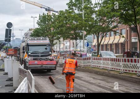 Der Hauptverkehrsknoten am Hauptbahnhof hat eine neue Fahrbahndecke bekommen, es entstand in der Innenstadt ein Verkehrschaos Stock Photo