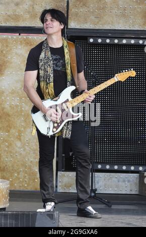 Readington, NJ. 25th July, 2021. Will Evankovich of Styx preforms in concert at the The 38th annual New Jersey Lottery Festival of Ballooning on JULY 25, 2021 in Readington, NJ . Credit: John Palmer/Media Punch/Alamy Live News Stock Photo