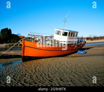 Boat at low tide, Barry Harbour, Barry Island, Vale of Glamorgan, S. Wales Stock Photo