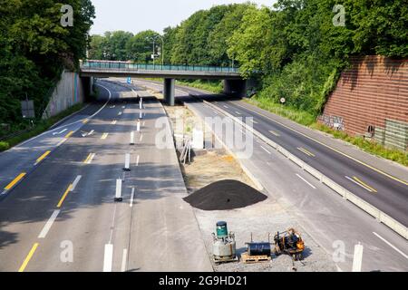 Gesperrte Autobahn A52 Hoehe Essen-Bergerhausen. Der Mittelstreifen wird erneuert. Stock Photo