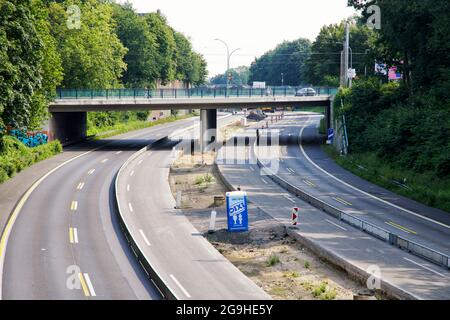 Gesperrte Autobahn A52 Hoehe Essen-Bergerhausen. Der Mittelstreifen wird erneuert. Stock Photo