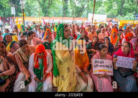 New Delhi, India. 26th July, 2021. Women protesters share their thoughts in front of the ongoing 'All Women Kisan Sansad' at Jantar Mantar in New Delhi.Women protesters began the ‘Kisan Sansad (farmers' parliament) at the Jantar Mantar on Monday as the agitation against the three central farm laws entered its eight months. Today the Mahila Kisan Sansad reflects on the key roles that women play in Indian agriculture, and their critical role in the ongoing movement too. Credit: SOPA Images Limited/Alamy Live News Stock Photo