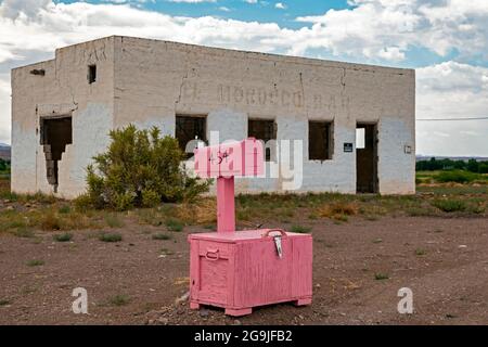 Polvadera, New Mexico - The El Morocco Bar, a long-abandoned business with a pink mailbox in the New Mexico desert. Stock Photo