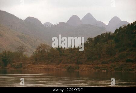 Berge am Li Jiang Fluss nahe der Stadt Guilin, China 1998. Mountains by the shore of river Li Jiang near the city of Guilin, China 1998. Stock Photo