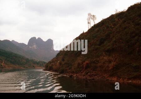 Berge am Li Jiang Fluss nahe der Stadt Guilin, China 1998. Mountains by the shore of river Li Jiang near the city of Guilin, China 1998. Stock Photo