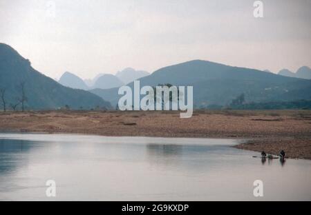 Berge am Li Jiang Fluss nahe der Stadt Guilin, China 1998. Mountains by the shore of river Li Jiang near the city of Guilin, China 1998. Stock Photo