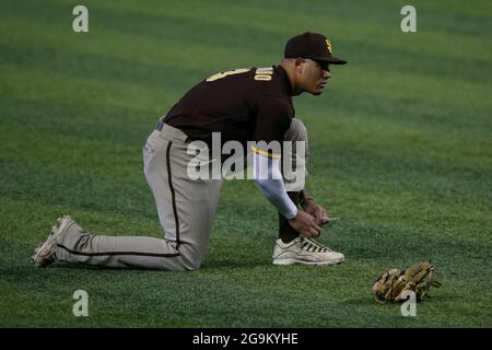 San Diego Padres third basemen Manny Machado (13) ties his shoes in protest  over a call made by MLB home plate umpire Bill Miller during an MLB regula  Stock Photo - Alamy