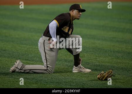 San Diego Padres third basemen Manny Machado (13) ties his shoes in protest  over a call made by MLB home plate umpire Bill Miller during an MLB regula  Stock Photo - Alamy