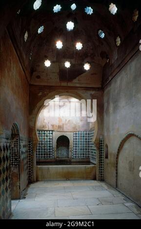 VISTA DE LA SALA CON PILA GRANDE AL FONDO - S XIV - FOTO AÑOS 90. Location: ALHAMBRA-BAÑOS REALES. GRANADA. SPAIN. Stock Photo