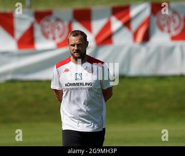 07/27/2021, Riederbau Stadium, Schwoich, training camp of FSV FSV FSV Mainz 05 in Bad Haring, Austria, in the picture the Mainz team during training in Schwoich, coach Bo Svensson (FSV FSV FSV Mainz 05) Stock Photo