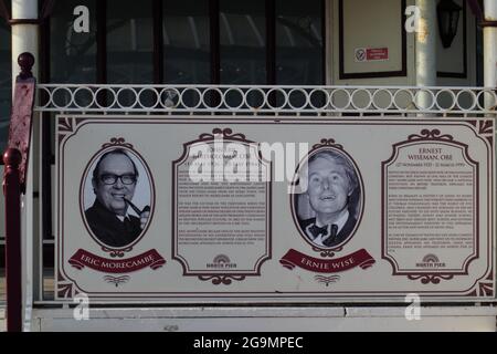 A Tribute to Morecambe and Wise on North Pier, Blackpool Stock Photo