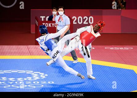 Dabin LEE (KOR), left, versus vs. Aminata Charlene TRAORE (CIV), action, head hit, Dabin LEE (KOR), blue, versus vs. Aminata Charlene TRAORE (CIV), red, 17:13, Taekwondo women   67kg, 1/8 final, Women   67kg Round of 16, on July 27th, 2021 Summer Olympics 2020, from July 23rd. - 08.08.2021 in Tokyo/Japan. Stock Photo