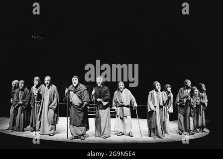 chorus of the Old Men of Argos in THE ORESTEIA  by Aeschylus at the Olivier Theatre, National Theatre (NT), London SE1  28/11/1981  in a version by Tony Harrison  design: Jocelyn Herbert assisted by Sue Jenkinson  lighting: John Bury  movement: Stuart Hopps  director: Peter Hall Stock Photo