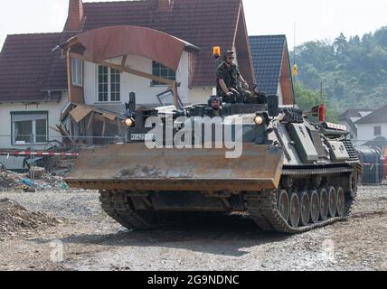 Insul, Germany. 27th July, 2021. Pioneers of the Bundeswehr from Minden in East Westphalia are on the move with heavy equipment along the Ahr. Helpers are busy day and night making the roads in the largely destroyed villages passable again. Credit: Boris Roessler/dpa/Alamy Live News Stock Photo