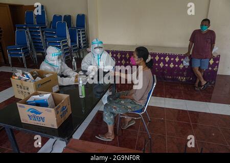 Badung, Bali, Indonesia. 27th July, 2021. Quarantine participants got their routine medical check up at Wisma Bima I, Kuta. Bali local government to centralized Covid-19 quarantines for asymptomatic and mild symptoms to make medical controlling easier. Before thousands of people die during self-quarantines in their own houses, based on Health Misitry data. (Credit Image: © Dicky Bisinglasi/ZUMA Press Wire) Stock Photo