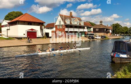 CAMBRIDGE ENGLAND RIVER CAM CAMBRIDGE UNIVERSITY BOAT CLUB AND A TEAM OF ROWERS OR SCULLERS ON THE WATER Stock Photo