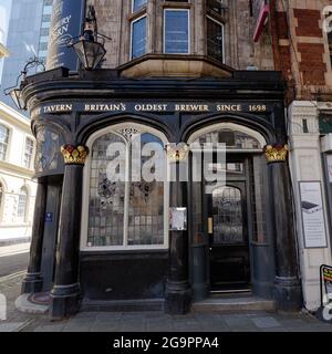 London, Greater London, England, July 17 2021: Bloomsbury Tavern, a corner pub with stained glass windows. Stock Photo