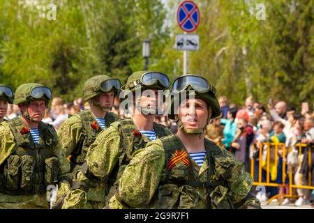 Omsk, Russia. 9 May, 2021. Representatives of the airborne troops march in front of the stands. Russian parade of military equipment in honor of the V Stock Photo