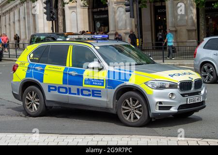 London, UK. 27th July, 2021. A Metropolitan Police armed response vehicle drives past Trafalgar Square in London as it responds to an emergency call. (Credit Image: © Dave Rushen/SOPA Images via ZUMA Press Wire) Stock Photo