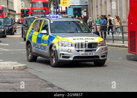 London, UK. 27th July, 2021. A Metropolitan Police armed response vehicle drives past Trafalgar Square in London as it responds to an emergency call. (Photo by Dave Rushen/SOPA Images/Sipa USA) Credit: Sipa USA/Alamy Live News Stock Photo