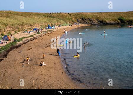 Visitors enjoy a spell of fine weather at Ruby Bay beach, Elie, East Neuk, Fife, Scotland. Stock Photo