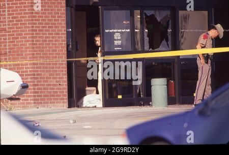Killeen Texas USA, October 16,1991: Police investigators work at the ...