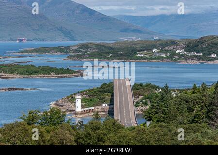 The Skye Bridge is a road bridge over Loch Alsh, Scotland, connecting the Isle of Skye to the island of Eilean Bàn and onto the mainland. Kyleakin Lig Stock Photo