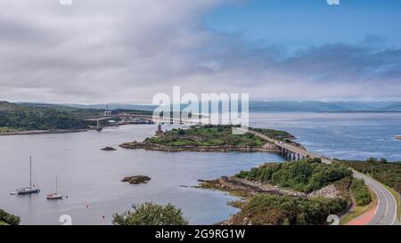 The Skye Bridge is a road bridge over Loch Alsh, Scotland, connecting the Isle of Skye to the island of Eilean Bàn and onto the mainland. Kyleakin Lig Stock Photo