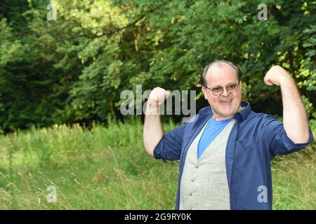 Munich, Germany. 27th July, 2021. Actor Markus Majowski laughs before the photo rehearsal for the play 'Ungeheuer heiß' in the open-air theatre in the guest garden Siebenbrunn. Credit: Ursula Düren/dpa/Alamy Live News Stock Photo