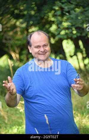 Munich, Germany. 27th July, 2021. The actor Markus Majowski before the photo rehearsal for the play 'Ungeheuer heiß' in the open-air theatre in the guest garden Siebenbrunn. Credit: Ursula Düren/dpa/Alamy Live News Stock Photo