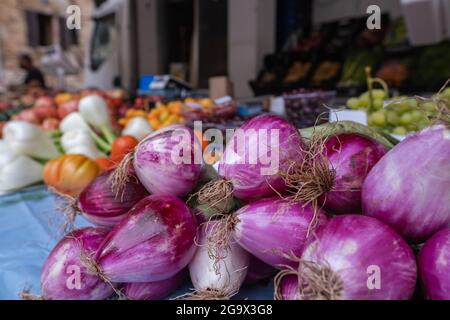 Onion cipolla di Tropea on street food market in Italy Stock Photo