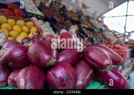 Onion cipolla di Tropea on street food market in Italy Stock Photo